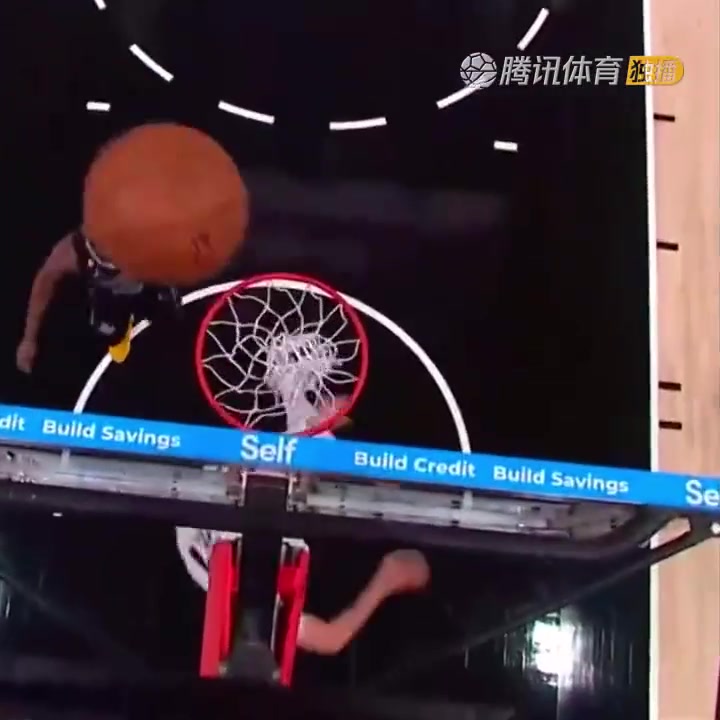 罕見一幕！努爾基奇拋投 球神奇停在籃板上沿 看呆凱爾登！（努爾基奇集錦）